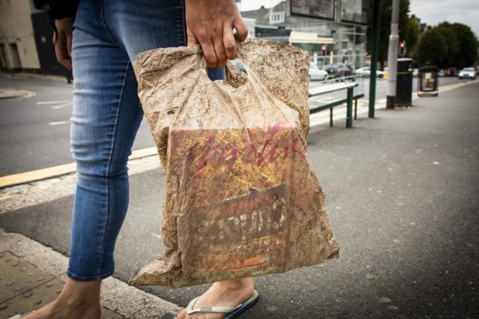 可分解塑膠袋被埋 3 年還能用，研究指出這是一場誤導消費者的行銷